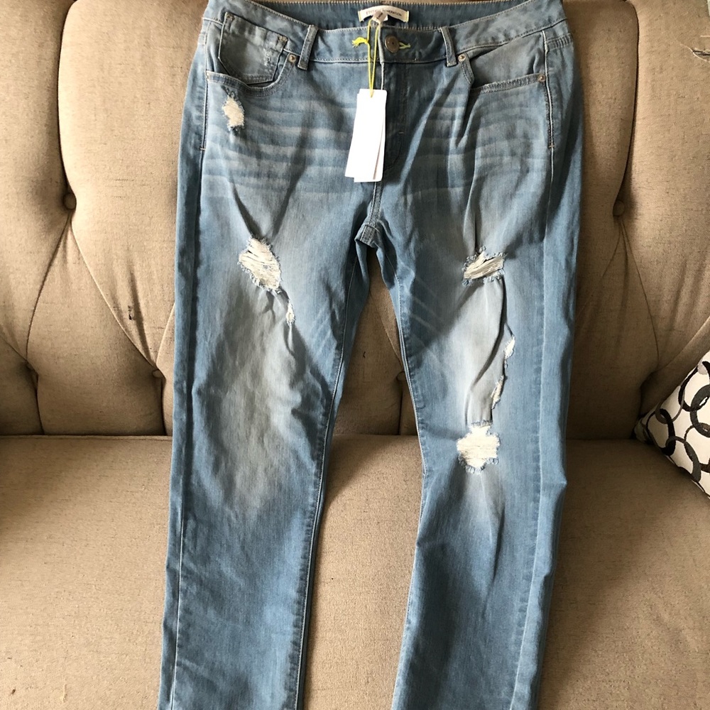NWT BCBG Generation distressed  Jeans Size 30.